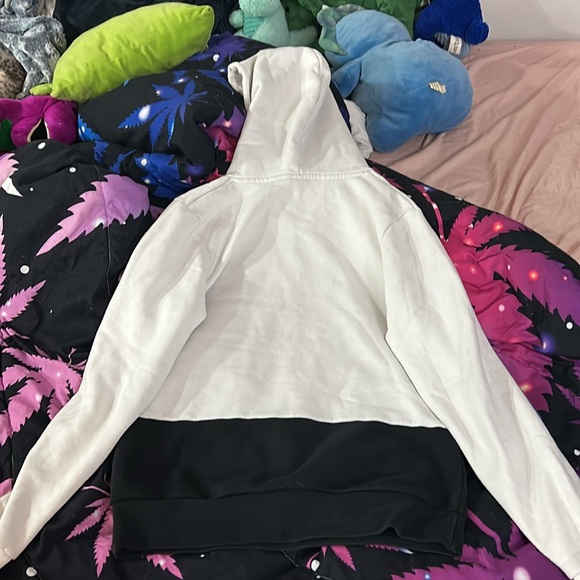 White and black Jordan hoodie - Picture 4 of 5